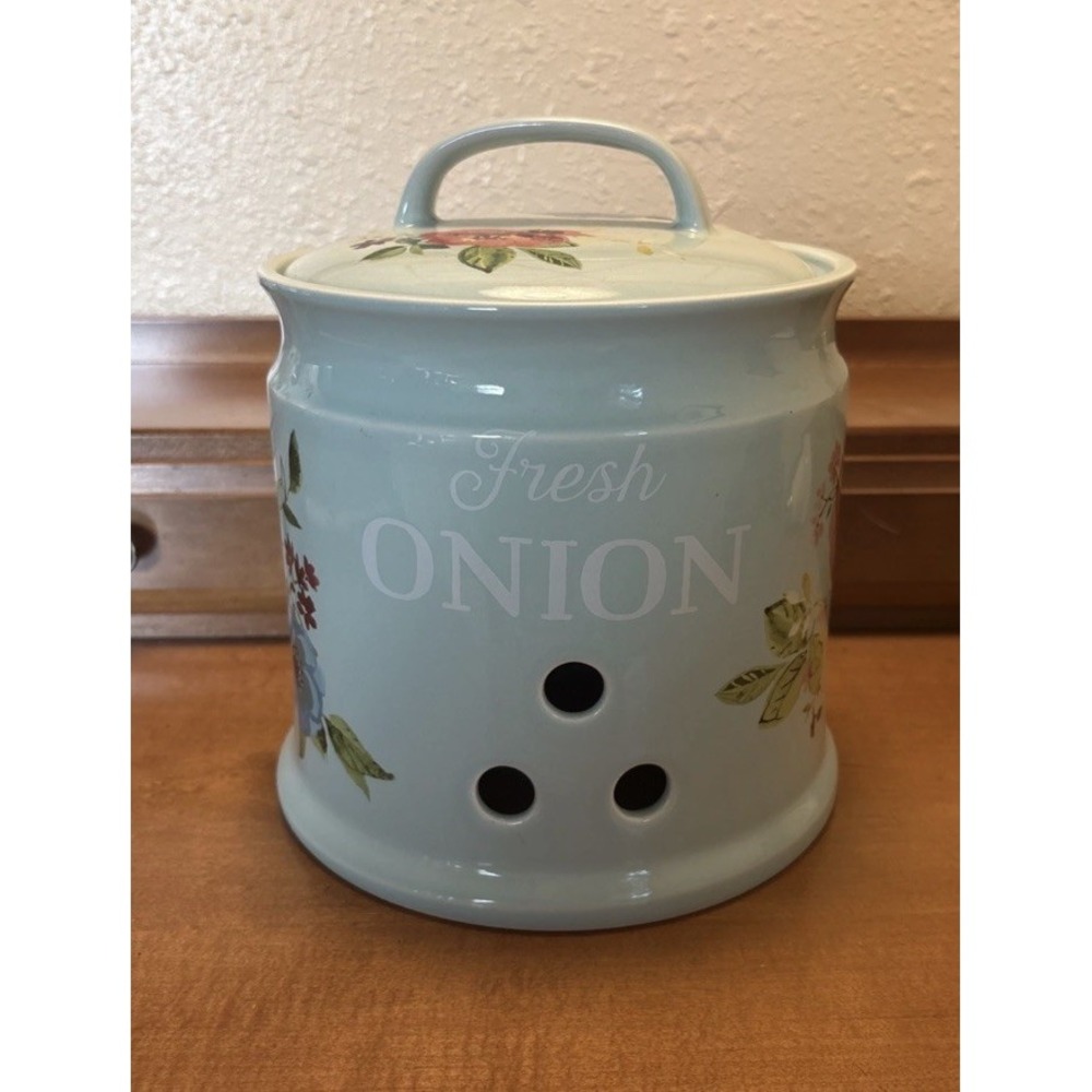Pioneer Woman Melody 7.8-inch Stoneware Onion Keeper
